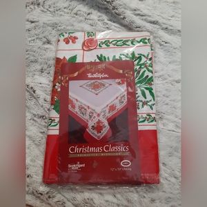 Vintag 1990 Town & Country Christmas Classics Tablecloth 52x70 Oblong Scotchgard